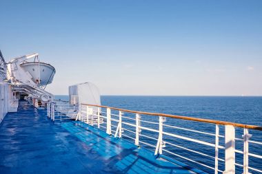 Feribot güverte görünümü uçaklar ile.