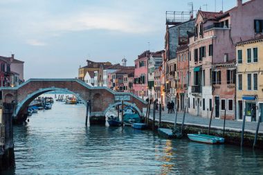 Cannaregio alacakaranlıkta kanal. Venedik, İtalya. 
