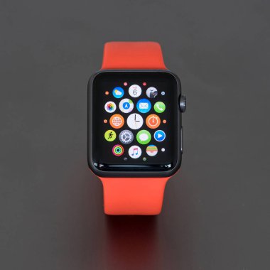 Venice, İtalya - 6 Şubat 2016: Yakından görüntü yeni Apple Watch spor bir tablo. Apple Inc, IOS ve diğer Apple ürünleri ve Hizmetleri ile entegre tarafından geliştirilen bir smartwatch Apple Watch olduğunu.