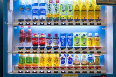 Tokyo, Japonya - Mart, 2017 yaklaşık: Otomatik meşrubat dağıtıcısı.