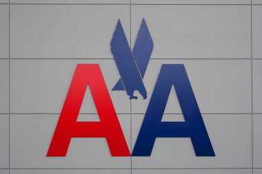 New York City - 20 Mayıs 2015: American Airlines logo Jfk Havaalanı duvarda. American Airlines 108 milyon yolcu ile dünyanın en büyük havayolu şirketidir.