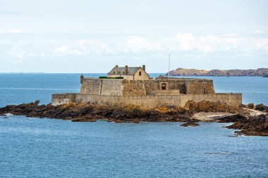Fort ulusal, gelgit üzerindeki ada Saint-Malo Petit olması. Kale kenti korumak için 17 yüzyılda inşa edilmiştir. Saint-Malo Brittany Fransa'da Manş üzerinde bir duvarlı liman kentidir. 