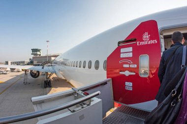 Bologna, İtalya - 11 Kasım 2015: Yatılı Emirlikleri Jet uçak Bologna havaalanında. Orta Doğu'daki en büyük havayolu şirketi Emirates var. Dubai, Birleşik Arap Emirlikleri merkezli bir havayolu şirketidir.