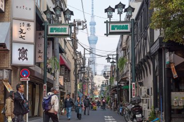 Tokyo, Japonya - Mart, 2017 yaklaşık: Kentsel sahne wity Skytree Kulesi içinde belgili tanımlık geçmiş, Japonya'nın en yüksek müstakil yapısı.