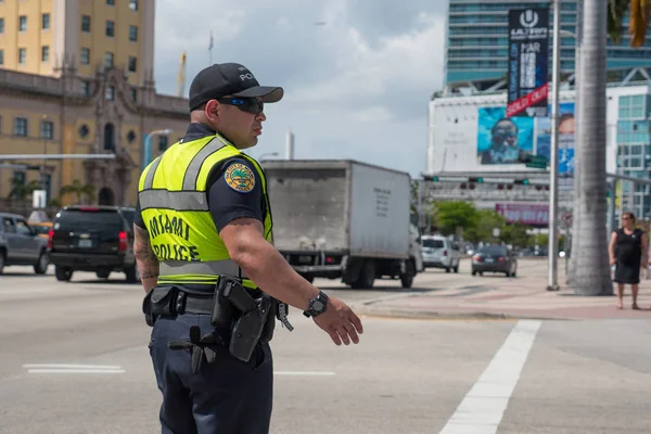 Miami Marzo 2016 Oficial Policía Calle Que Regula Tráfico — Foto de Stock