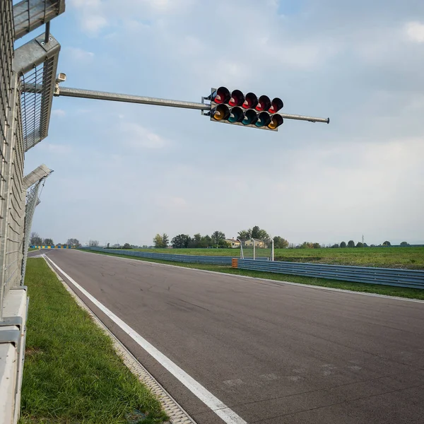 Fórmula Vazia Circuito Com Semáforos — Fotografia de Stock
