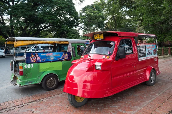 Ayutthaya Tailandia Noviembre 2015 Tuk Tuk Tuk Moderno Estacionado Calle —  Fotos de Stock