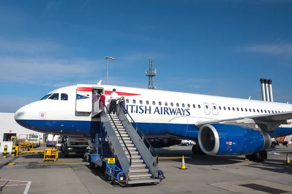 ヒースロー空港 イギリスで最も忙しい空港の乗客交通によってヨーロッパで最も忙しい空港のロンドン 2015 航空機操作 — ストック写真