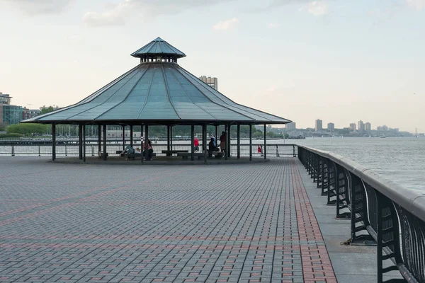New York City Maj 2015 Pier Park Dagtid Över Hudsonfloden — Stockfoto