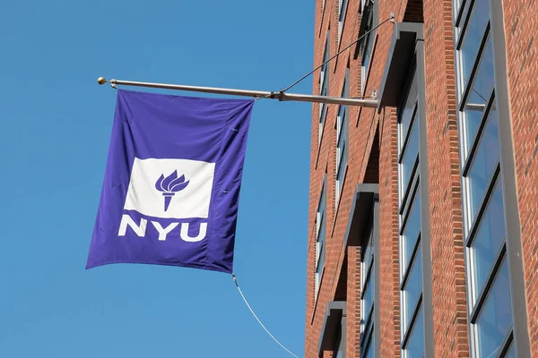 纽约市 2015年5月8日 纽约大学在曼哈顿历史建筑上的旗帜 纽约大学是美国最大的私立机构 — 图库照片