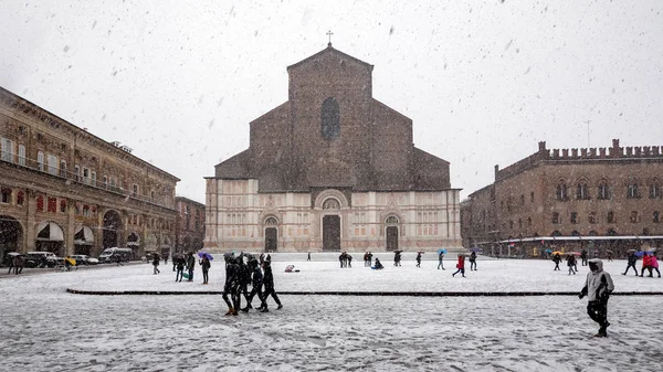 Gente Disfrutando Nieve Plaza Maggiore Bolonia Italia — Foto de Stock