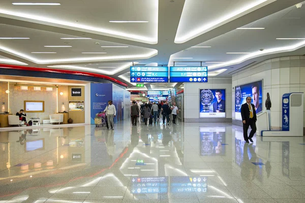 Dubai Uae November 2015 People Airport Dubai International Airport International — Stock Photo, Image