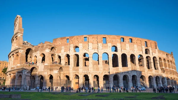 Roma Itália Circa Outubro 2016 Turistas Frente Coliseu Símbolo Icônico — Fotografia de Stock