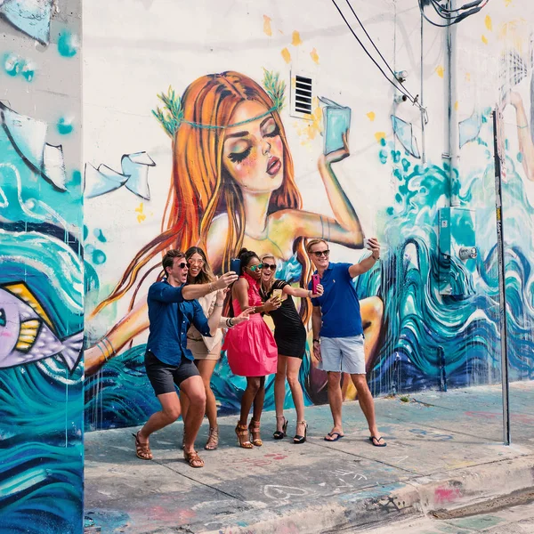 Miami Usa Marzo 2016 Modelle Che Fanno Selfie Davanti Murales — Foto Stock