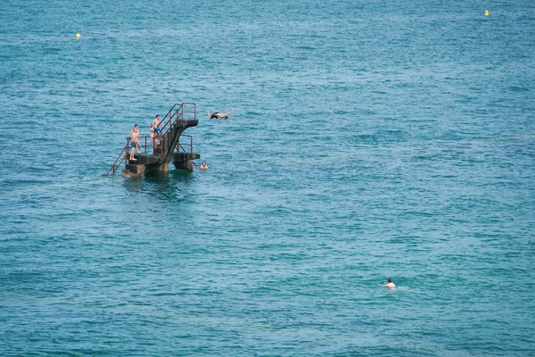 Saint Malo França Agosto 2014 Pessoas Mergulhando Oceano Frente Cidade — Fotografia de Stock