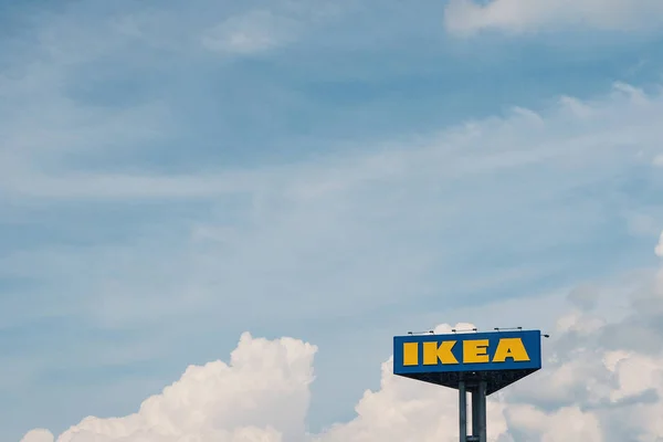 Padua Italien Juli 2015 Ikea Skylt Mot Blå Himmel Ikea — Stockfoto