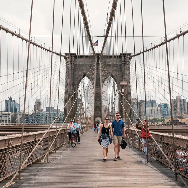 2015年5月10日 游客在布鲁克林大桥在白天 布鲁克林大桥是美国最古老的桥梁之一 于1883年完成 — 图库照片