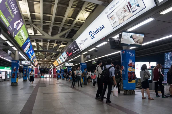 Bangkok Thailand November 2015 Travellers Bts Skytrain Underground Station Bangkok — Stock Photo, Image
