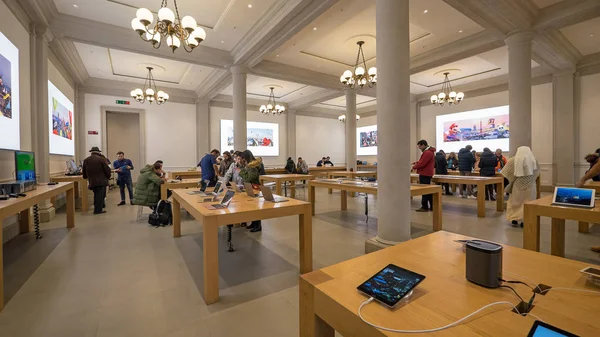 Florence Itália Circa Janeiro 2017 Clientes Dentro Apple Store Apple — Fotografia de Stock