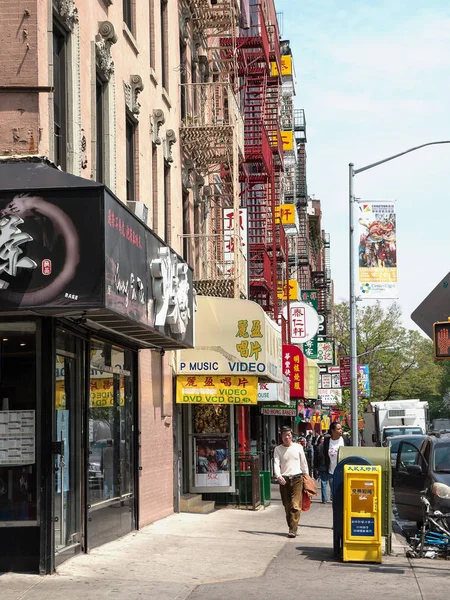 纽约市 2015年5月16日 人们走在唐人街街 唐人街是曼哈顿的一个街区 是西半球最大的华人聚居地 — 图库照片