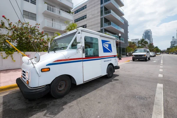 マイアミ アメリカ合衆国 2016 アメリカ合衆国郵便サービスのバンはサウス ビーチに駐車 Usps は世界で最大の民間車両艦隊の演算子 — ストック写真