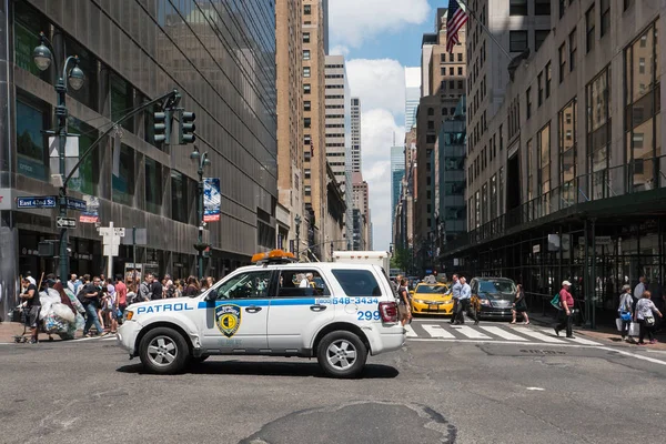纽约市 2015年5月11日 纽约警察局警车在第四十二街 纽约市警察局成立于 1845年 是美国最大的市政警察部队 股票视频 — 图库照片