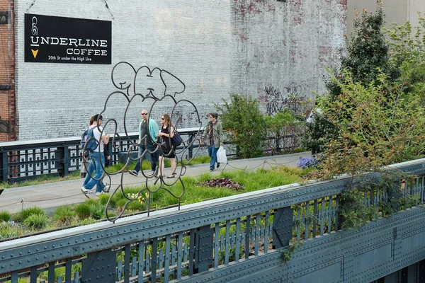 Nova Cidade Iorque Maio 2015 Pessoas Caminhando High Line Park — Fotografia de Stock