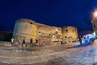 Otranto, İtalya - 11 Ağustos 2015: Görünüm kale ve turistlerin gece.