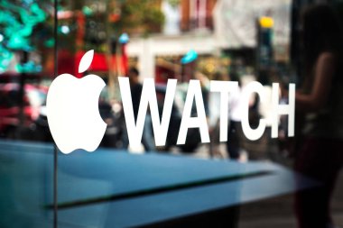 Londra, İngiltere - 21 Haziran 2015: Apple Watch işareti pencere store üzerinde yazılı. Apple Inc, IOS ve diğer Apple ürünleri ve Hizmetleri ile entegre tarafından geliştirilen bir smartwatch Apple Watch olduğunu.
