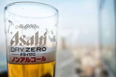 Tokyo, Japonya - Mart, 2017 yaklaşık: Asahi bardak bira Asahi çatı yapı dan.