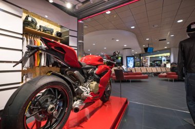 Bologna, İtalya - Kasım 2016 yaklaşık: Ducati Bologna Havalimanı dükkanda. Ducati Motor S.p.A. tasarlayıp üretmektedir motosiklet 1926 yılında kurulan bir İtalyan şirketi olduğunu.