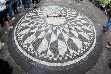 New York City - 9 Mayıs 2015: Çilek alanları Anıtı, Central Park peyzajlı bir bölümünde eski Beatle John Lennon anısına adanmış.