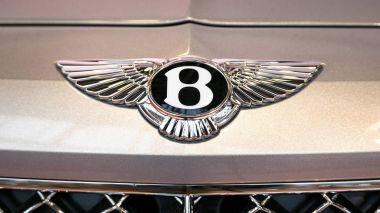 Bologna, İtalya - Aralık, 2017 yaklaşık: Bentley logosu yakın çekim.