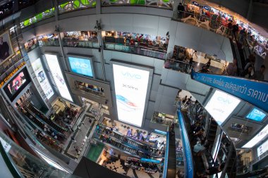 Bangkok, Tayland - 13 Kasım 2015: İnsanlar Mbk alışveriş merkezi içinde.
