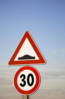 yol işaret direği ile.