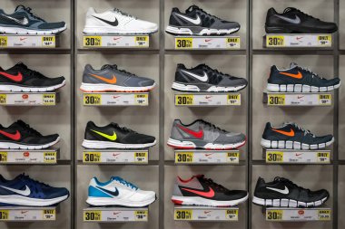 London, Büyük Britanya - 17 Haziran 2015: Fuar nike spor ayakkabı. Nike spor ayakkabı ve giyim dünyanın en büyük tedarikçilerinden biri var. Şirket 25 Ocak 1964 tarihinde kurulmuştur.