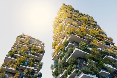 Milan, İtalya - 27 Eylül 2016: Dikey bahçeler gökdelen Expo 2015 için inşa edilmiş balkon üzerinde büyüyen ağaçlar ile.