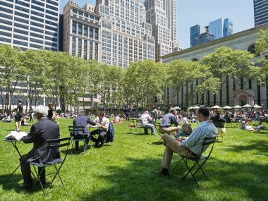 New York City - 14 Mayıs 2015: Turist ve New Yorklu güneşli bir günde Bryant Park'ta öğle yemeği zevk. Bryant Park Manhattan'da bulunan bir 9.603 dönümlük (38,860 m2) özel olarak yönetilen kamu parkıdır. 