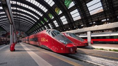 Milan, İtalya - 27 Eylül 2016: Italo yüksek hızlı tren (Frecciarossa) merkez demiryolu İstasyonu.