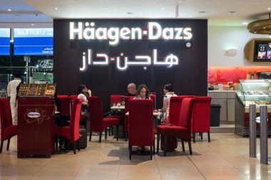 Dubai, Birleşik Arap Emirlikleri - 11 Kasım 2015: Haagen-Dazs dondurma Dükkanı Dubai Havaalanı içinde. Haagen-Dazs dünya çapında bayilikler ile 1961 yılında kurulan bir dondurma markasıdır.