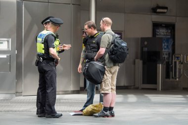 Londra - 17 Haziran 2015: Polisi King's Cross tren istasyonu, 1852 yılında Londra'nın merkezi Kuzey kenarına açılan büyük bir Londra tren terminus içinde.