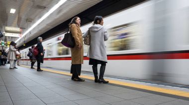 Tokyo, Japonya - Mart, 2017 yaklaşık: Platform yolcular metro istasyonu ile. Tokyo Metro Japonya'nın büyük Tokyo alanında kapsamlı hızlı taşıma sisteminin bir parçasıdır.