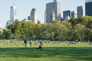 New York City - 7 Mayıs 2015: açık havada faaliyetleri Central Park'ta zevk insanlar. Her yıl 35 milyon ziyaretçi ile Amerika Birleşik Devletleri'nde en çok ziyaret edilen kentsel park parkıdır.