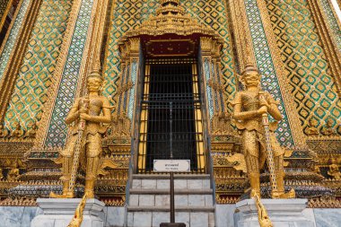 Geleneksel siamese altın heykeller. Grand Palace, Bangkok. Tayland.
