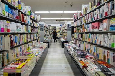 Tokyo, Japonya - Mart, 2017 yaklaşık: Kadının içinde kitap mağazaları. 