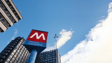Rome, İtalya - Ekim, 2016 yaklaşık: Metro istasyonu işareti. Ağ açtım yapım o 1955'te ülkenin en eski. 