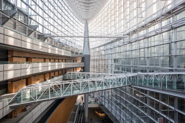 Tokyo, Japonya - Mart, 2017 yaklaşık: Chiyoda koğuşta Tokyo Uluslararası Forum Galeri lobi. 1996 yılında tamamlanan, bu bina bir Kongre Merkezi olduğunu. 