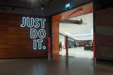 Berlin, Almanya - Temmuz, 2017 yaklaşık: İşareti Nike mağaza içinde sadece Do It. Nike spor ayakkabı ve giyim dünyanın en büyük tedarikçilerinden biri var. Şirket 25 Ocak 1964 tarihinde kurulmuştur. 