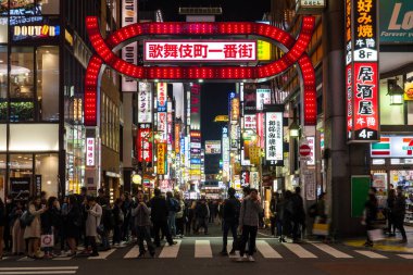 Tokyo, Japonya - Mart, 2017 yaklaşık: Yayalar Shinjuku Ward, Kabuki-cho Bölge yürüyüş. Bir ünlü gece hayatı ve kırmızı ışık bölge alandır. 