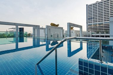 Bangkok, Tayland - 13 Kasım 2015: Çatı üst lüks Yüzme Havuzu. Bangkok'ta yüzme havuzları iklim koşulları nedeniyle yüksek yoğunlukta olduğunu.